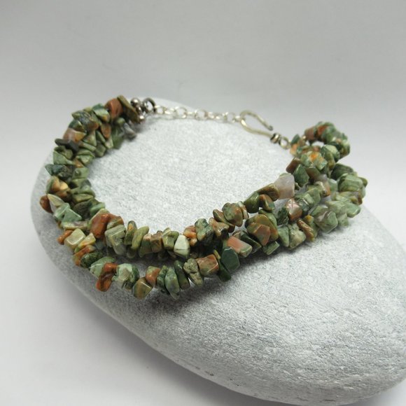 Rhyolite three strand chip bracelet - Picture 6 of 10